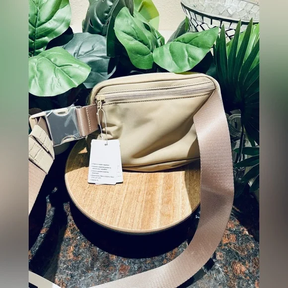 NWT Lululemon 1L Belt Bag LIMITED EDITION EXCLUSIVE in Trench/White Opal Logo - Picture 5 of 11